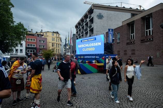 UEFA EURO 2024 in Cologne, Public Viewing in Cologne, Fan Zone at Heumarkt, Altermarkt Screen with the Storm alert, Altermarkt, UEFA EURO 2024 in Cologne, Public Viewing in Cologne, Fan Zone at Heumarkt, Altermarkt Cologne city center NRW Germany Copyright: xBEAUTIFULxSPORTS Buriakovx