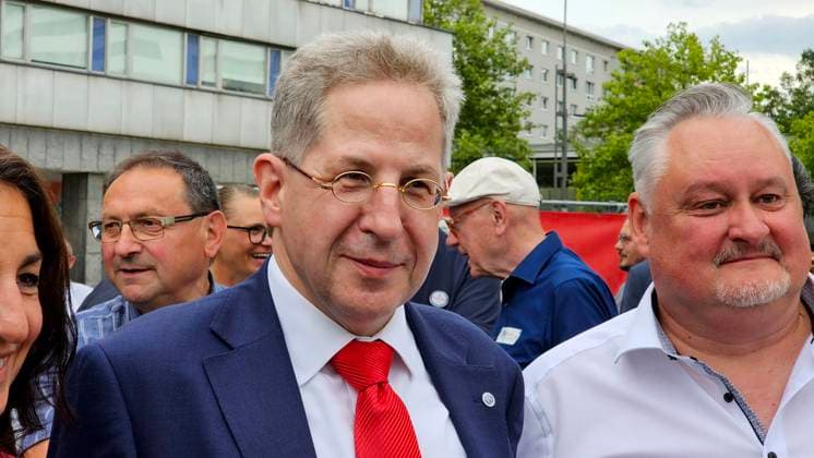 Wahlkampfauftakt_Werteunion 18.06.2024, Chemnitz, Kundgebung, Wahlkampfauftakt Die WerteUnion rief für den 18.06.2024 um 18.00 Uhr in Chemnitz vor dem Karl- Marx- Monument zu einer Kundgebung auf. Dies ist gleichzeitig der Wahlkampfauftakt. Auf der Kundgebung spricht auch der Bundesvorsitzende der WerteUnion, Dr. Hans- Georg Maaßen. Foto: Bundesvorsitzender der WerteUnion, Dr. Hans- Georg Maaßen und Heiko Petzoldt (rechts) Chemnitz Sachsen BRD *** Election campaign kick-off WerteUnion 18 06 2024, Chemnitz, rally, election campaign kick-off The WerteUnion called for a rally on 18 06 2024 at 18