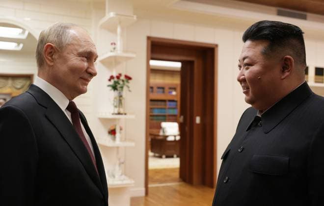 News Themen der Woche KW25 News Bilder des Tages NORTH KOREA, PYONGYANG - JUNE 18, 2024: Russia s President Vladimir Putin (L) and North Korean leader Kim Jong-un during a meeting. Russian Presidential Press and Information Office Gavriil Grigorov TASS  71234939