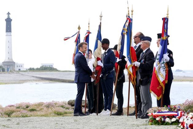 News Themen der Woche KW25 News Bilder des Tages French President Emmanuel Macron visits l?ile de Sein as part of the 84th anniversary commemorations of the Appel du 18 juin 1940 French President Emmanuel Macron following a ceremony at the Croix du Souvenir monument to commemorate General de Gaulles 84th anniversary of the Appel du 18 juin during World War II, sur lile de lIle de Sein, France, le 18 juin 2024 StÃ phane Lemouton Bestimage French President Emmanuel Macron following a ceremony at the Croix du Souvenir monument to commemorate General de Gaulles World War II Appel du 18 juin Appeal of June 18th , on the island of Ile de Sein, on France s western coast of Brittany, on June 18, 2024 ile de Sein France  Copyright: xStephanexLemoutonx xBestimagexStephanexLemoutonx xBestimagex