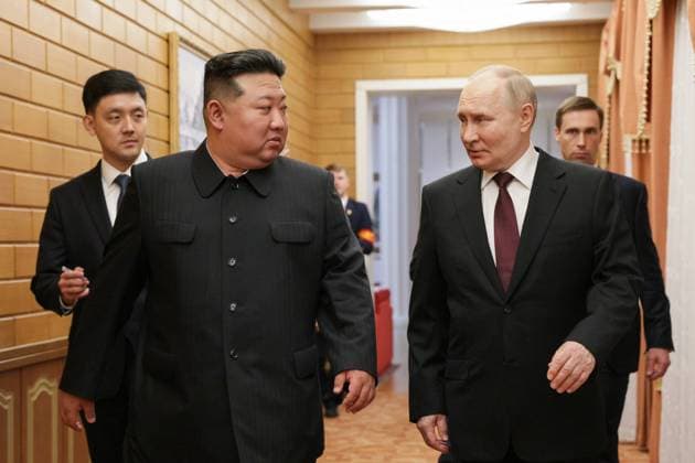 Bilder des Jahres 2024, News 06 Juni News Themen der Woche KW25 News Bilder des Tages NORTH KOREA, PYONGYANG - JUNE 18, 2024: North Korean leader Kim Jong-un (L, front) and Russia s President Vladimir Putin during a meeting. Russian Presidential Press and Information Office Gavriil Grigorov TASS  71236180