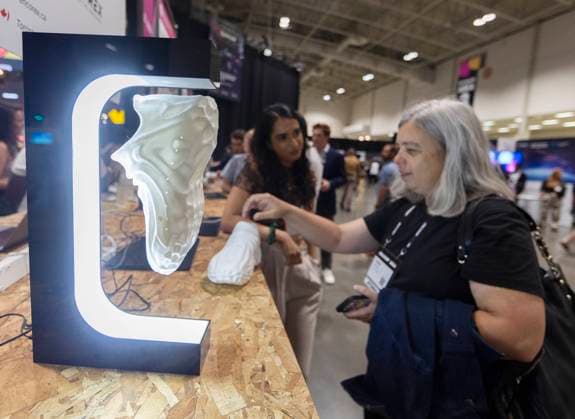 (240618) -- TORONTO, June 18, 2024 -- An attendee visits a booth during the 2024 Collision Conference in Toronto, Canada, on June 18, 2024. The annual technology conference is held here from June 17 to June 20 this year with estimated 37,000 attendees from around the world. (Photo by Xinhua) CANADA-TORONTO-2024 COLLISION CONFERENCE ZouxZheng 