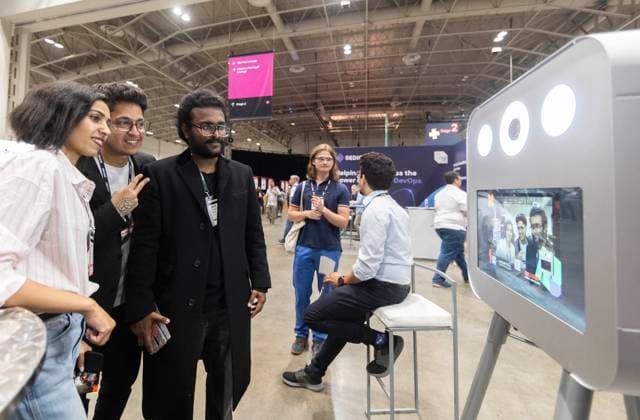(240618) -- TORONTO, June 18, 2024 -- People take a selfie with a photo booth machine during the 2024 Collision Conference in Toronto, Canada, on June 18, 2024. The annual technology conference is held here from June 17 to June 20 this year with estimated 37,000 attendees from around the world. (Photo by Xinhua) CANADA-TORONTO-2024 COLLISION CONFERENCE ZouxZheng 