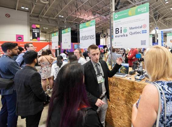 (240618) -- TORONTO, June 18, 2024 -- People visit start-ups booths during the 2024 Collision Conference in Toronto, Canada, on June 18, 2024. The annual technology conference is held here from June 17 to June 20 this year with estimated 37,000 attendees from around the world. (Photo by Xinhua) CANADA-TORONTO-2024 COLLISION CONFERENCE ZouxZheng 