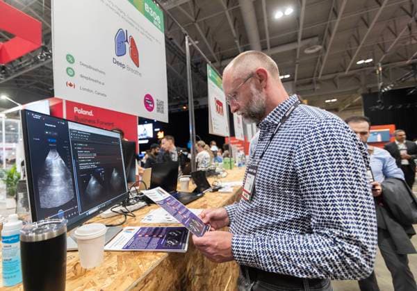(240618) -- TORONTO, June 18, 2024 -- An attendee visits a booth during the 2024 Collision Conference in Toronto, Canada, on June 18, 2024. The annual technology conference is held here from June 17 to June 20 this year with estimated 37,000 attendees from around the world. (Photo by Xinhua) CANADA-TORONTO-2024 COLLISION CONFERENCE ZouxZheng 