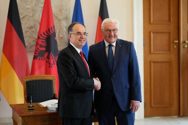 News Themen der Woche KW25 News Bilder des Tages Bundespräsident Steinmeier, Präsident Albaniens, Bajram Begaj Bundespräsident Frank-Walter Steinmeier empfängt den Präsidenten der Republik Albanien, Bajram Begaj mit militärischen Ehren im Schloss Bellevue Berlin Berlin GER *** Federal President Steinmeier, President of Albania, Bajram Begaj Federal President Frank Walter Steinmeier receives the President of the Republic of Albania, Bajram Begaj, with military honors at Bellevue Palace Berlin Berlin GER