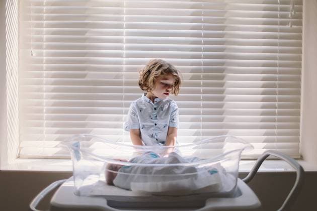 Creative Highlights Symbolbilder Young boy sitting by a hospital bassinet with a newborn baby Atlanta, Georgia, United States CR_RCYA240618-1462820-01 ,model released, Symbolfoto