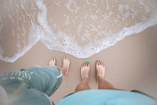 Creative Highlights Symbolbilder Mom and child standing on a sandy beach with waves washing up Gulf Shores, Alabama, United States R_WEKW240618-1462250-01 ,model released, Symbolfoto