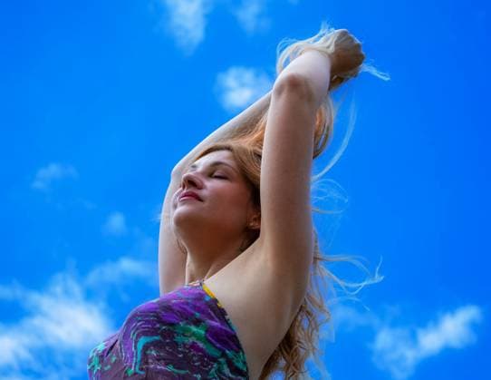 Creative Highlights Symbolbilder Woman With Blonde Hair Enjoying Sunny Day Outdoors Ukraine, Ivano-Frankivsk Oblast, Ivano-Frankivsk R_XQTO240618-1465164-01 ,model released, Symbolfoto