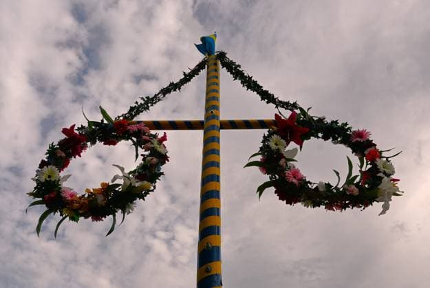 Midsommar bzw Mittsommer Baum. Als Mittsommerfest werden die Feierlichkeiten zur Sommersonnenwende bezeichnet. In den skandinavischen Ländern sowie im Baltikum, wo die Nächte zu dieser Jahreszeit kaum dunkel werden, sind die Bräuche nach wie vor lebendig. Foto: Midsommar Baum bei Ikea *** Midsommar or Midsummer tree The Midsummer festival is the name given to the summer solstice celebrations In the Scandinavian countries and the Baltic states, where the nights hardly get dark at this time of year, the customs are still alive and well Photo Midsommar tree at Ikea
