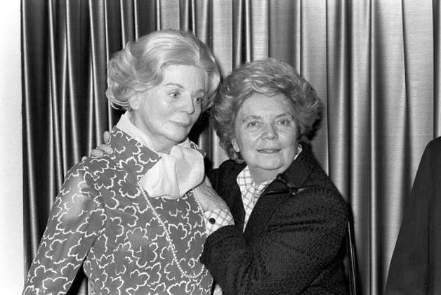 Archivbilder der Woche KW25 Schauspielerin Heidi Kabel präsentiert im Panoptikum am Spielbudenplatz ihre Doppelgängerin, die Wachsfigur, Fototermin in Hamburg Anfang November 1986 *** Actress Heidi Kabel presents her doppelganger, the wax figure, at the Panoptikum on Spielbudenplatz, photo shoot in Hamburg at the beginning of November 1986