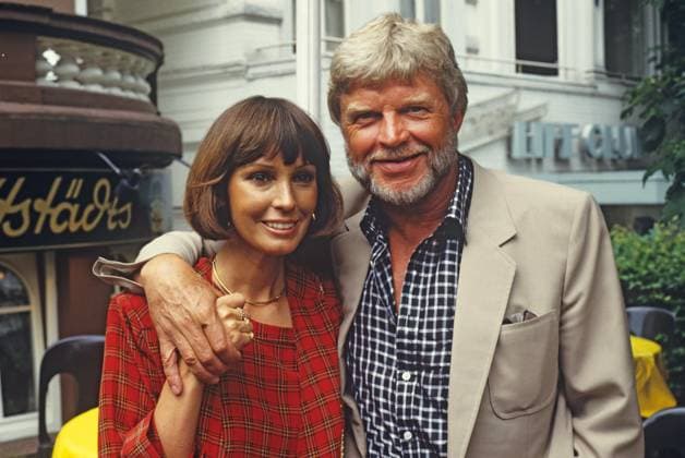 Archivbilder der Woche KW25 Hardy Krüger mit Ehefrau Anita bei einem Pressetermin in Hamburg im Juli 1986 *** Hardy Krüger with his wife Anita at a press event in Hamburg in July 1986