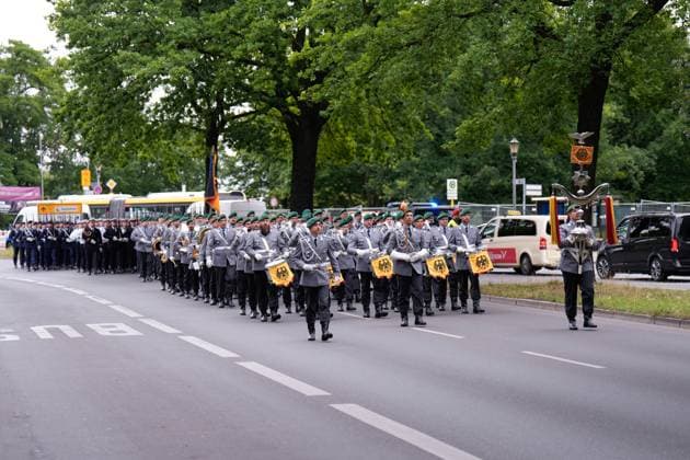 Guard battalion and music corps marching out of Bellevue Palace After the state visit Marching out of Bellevue Palace by the guard battalion and the Bundeswehr music corps Berlin Berlin GER
