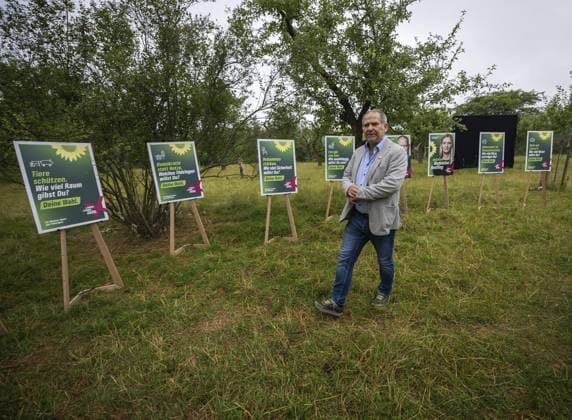 2024 LANDTAGSWAHL THÜRINGEN - WAHLKAMPFAUFTAKT BUENDNIS90 DIE GRUENEN ** NUR FÜR REDAKTIONELLE ZWECKE ** EDITORIAL USE ONLY **<p>19 06 2024-Erfurt: 2024 Landtagswahl Thüringen - Wahlkampfauftakt von Buendnis90 Die Gruenen mit Madeleine Henfling (Buendnis90 Die Gruenen) und Bernhard Stengele (Buendnis90 Die Gruenen), Minister für Umwelt, Energie und Naturschutz, im Foto, auf einer Streuobstwiese in Erfurt ( Deutschland Thueringen Erfurt Copyright: SaschaxFromm *** 2024 STATE ELECTION THURINGIA ELECTION CAMPAIGN KICK-OFF BUENDNIS90 DIE GRUENEN FOR EDITORIAL PURPOSES ONLY p 19 06 2024 Erfurt 2024 State Election Thuringia Election Campaign Kick-Off Buendnis90 Die Gruenen with Madeleine Henfling Buendnis90 Die Gruenen and Bernhard S Copyright: SaschaxFromm doc7vxqvbupzuwew6tkiy4 ,EDITORIAL USE ONLY
