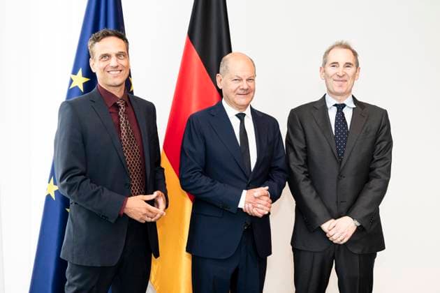 News Themen der Woche KW25 News Bilder des Tages Berlin, Deutschland, 19.06.2024: Bundeskanzleramt: Bundeskanzler Olaf Scholz im Bundeskanzleramt mit Andy Jassy (r.), CEO von Amazon, und Rocco Bräuniger (l.), Geschäftsleitung Amazon DACH *** Berlin, Germany, 19 06 2024 Federal Chancellery Federal Chancellor Olaf Scholz in the Federal Chancellery with Andy Jassy r , CEO of Amazon, and Rocco Bräuniger l , Managing Director of Amazon DACH Copyright: xSteins,xSandra BPA dtsxNachrichtenagenturx dts_40733