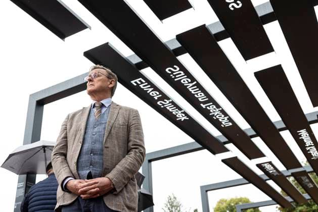 Bilder des Jahres 2024, News 06 Juni News Themen der Woche KW25 News Bilder des Tages Vor dem Hintergrund der Taten des sogenannten Nationalsozialistischen Untergrundes (NSU) wurde am 19.06.2024 unweit des Thueringer Landtags in Erfurt ein Denkmal eingeweiht. (Foto: Ministerpraesident Bodo Ramelow (Die Linke)) Der Erinnerungsort besteht unter anderem aus einer Installation rechteckiger Torboegen aus Stahl, die mehrere Stahlstreifen tragen, auf denen die Namen der Opfer zu lesen sind. Audiobeitraege mit Informationen ueber die Ermordeten sind ueber QR-Codes abrufbar. Zwischen 2000 und 2007 ermordete der NSU neun Menschen mit Migrationshintergrund sowie eine Polizistin. (Siehe epd-Meldung vom 19.06.2024) EDITORIAL USE ONLY *** Against the backdrop of the acts of the so-called National Socialist Underground NSU, a memorial wa Copyright: epd-bildx xPaul-PhilippxBraun epd-Erinnerungsort_NSU_Opfer10-kopieren