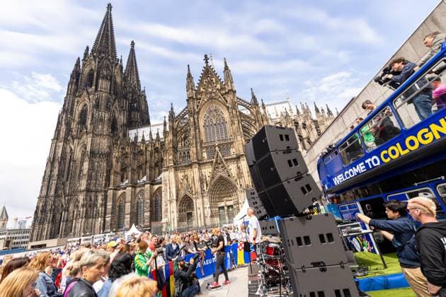 UEFA EURO 2024 Matchday Scotland Switzerland in Cologne 19 06 2024 The Cologne dialect band Kasalla give a surprise concert in front of the UEFA bus on Roncalliplatz in front of Cologne Cathedral Cologne city center North Rhine-Westphalia Germany Copyright: xBonn.digitalx xMarcxJohnx