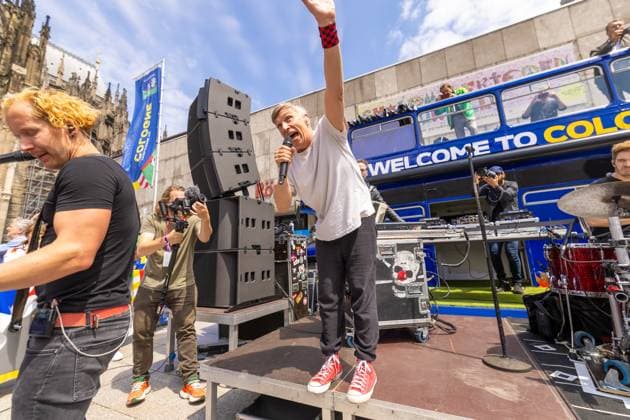 UEFA EURO 2024 Matchday Scotland Switzerland in Cologne 19 06 2024 The Cologne dialect band Kasalla give a surprise concert in front of the UEFA bus on Roncalliplatz in front of Cologne Cathedral Cologne city center North Rhine-Westphalia Germany Copyright: xBonn.digitalx xMarcxJohnx