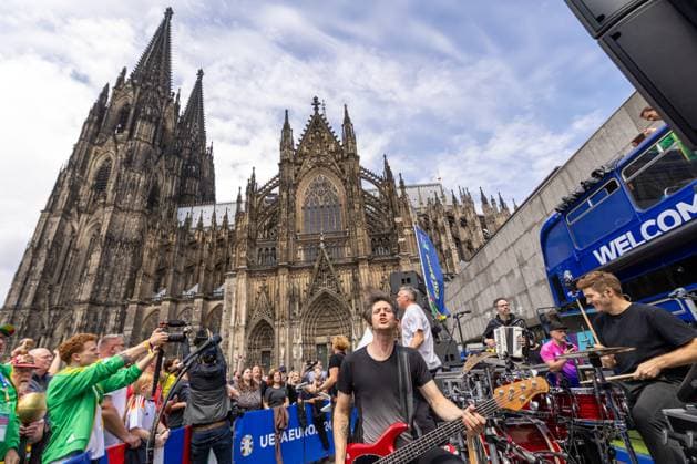 UEFA EURO 2024 Matchday Scotland Switzerland in Cologne 19 06 2024 The Cologne dialect band Kasalla give a surprise concert in front of the UEFA bus on Roncalliplatz in front of Cologne Cathedral Cologne city center North Rhine-Westphalia Germany Copyright: xBonn.digitalx xMarcxJohnx