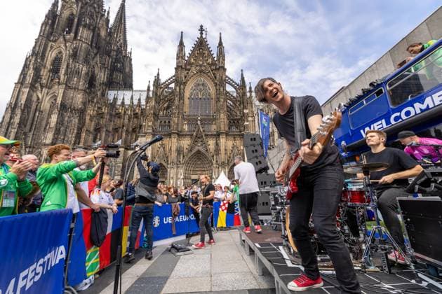 UEFA EURO 2024 Matchday Scotland Switzerland in Cologne 19 06 2024 The Cologne dialect band Kasalla give a surprise concert in front of the UEFA bus on Roncalliplatz in front of Cologne Cathedral Cologne city center North Rhine-Westphalia Germany Copyright: xBonn.digitalx xMarcxJohnx
