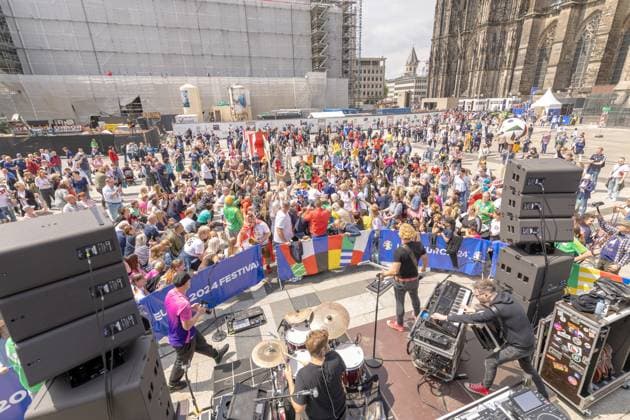 UEFA EURO 2024 Matchday Scotland Switzerland in Cologne 19 06 2024 The Cologne dialect band Kasalla give a surprise concert in front of the UEFA bus on Roncalliplatz in front of Cologne Cathedral Cologne city center North Rhine-Westphalia Germany Copyright: xBonn.digitalx xMarcxJohnx