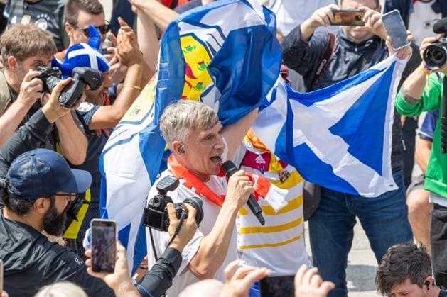 UEFA EURO 2024 Matchday Scotland Switzerland in Cologne 19 06 2024 The Cologne dialect band Kasalla give a surprise concert in front of the UEFA bus on Roncalliplatz in front of Cologne Cathedral Cologne city center North Rhine-Westphalia Germany Copyright: xBonn.digitalx xMarcxJohnx