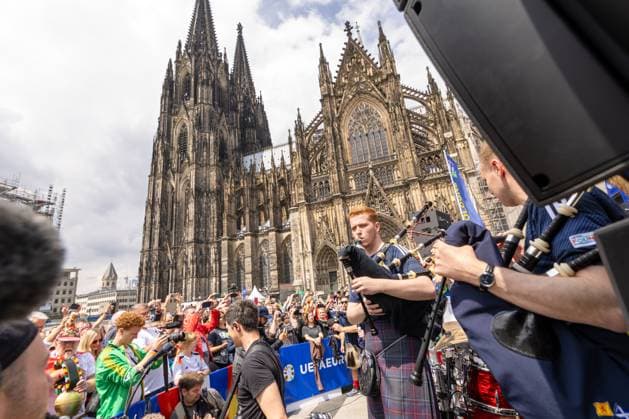 UEFA EURO 2024 Matchday Scotland Switzerland in Cologne 19 06 2024 The Cologne dialect band Kasalla together with the Scottish band The Tartan Amry give a surprise concert in front of the UEFA bus on Roncalliplatz in front of Cologne Cathedral Cologne city center North Rhine-Westphalia Germany Copyright: xBonn.digitalx xMarcxJohnx