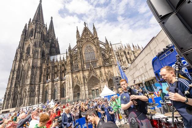 UEFA EURO 2024 Matchday Scotland Switzerland in Cologne 19 06 2024 The Cologne dialect band Kasalla together with the Scottish band The Tartan Amry give a surprise concert in front of the UEFA bus on Roncalliplatz in front of Cologne Cathedral Cologne city center North Rhine-Westphalia Germany Copyright: xBonn.digitalx xMarcxJohnx