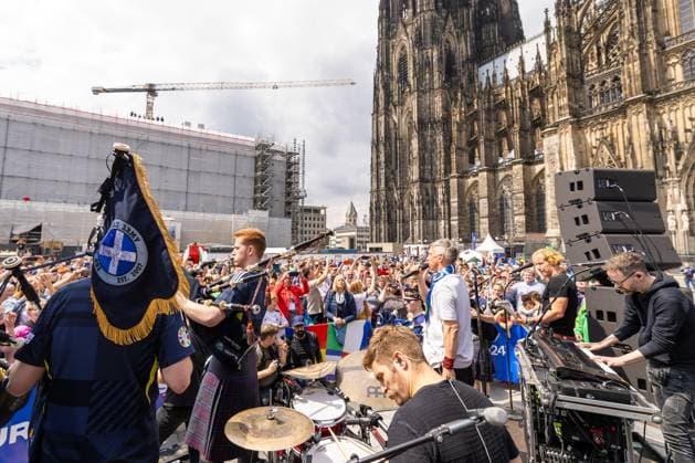UEFA EURO 2024 Matchday Scotland Switzerland in Cologne 19 06 2024 The Cologne dialect band Kasalla together with the Scottish band The Tartan Amry give a surprise concert in front of the UEFA bus on Roncalliplatz in front of Cologne Cathedral Cologne city center North Rhine-Westphalia Germany Copyright: xBonn.digitalx xMarcxJohnx