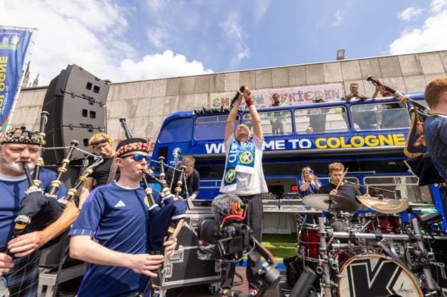 UEFA EURO 2024 Matchday Scotland Switzerland in Cologne 19 06 2024 The Cologne dialect band Kasalla together with the Scottish band The Tartan Amry give a surprise concert in front of the UEFA bus on Roncalliplatz in front of Cologne Cathedral Cologne city center North Rhine-Westphalia Germany Copyright: xBonn.digitalx xMarcxJohnx