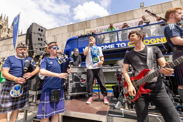UEFA EURO 2024 Matchday Scotland Switzerland in Cologne 19 06 2024 The Cologne dialect band Kasalla together with the Scottish band The Tartan Amry give a surprise concert in front of the UEFA bus on Roncalliplatz in front of Cologne Cathedral Cologne city center North Rhine-Westphalia Germany Copyright: xBonn.digitalx xMarcxJohnx