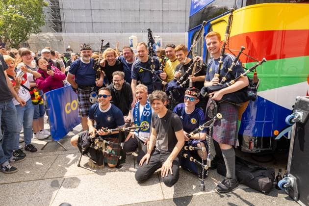 UEFA EURO 2024 Matchday Scotland Switzerland in Cologne 19 06 2024 The Cologne dialect band Kasalla together with the Scottish band The Tartan Amry give a surprise concert in front of the UEFA bus on Roncalliplatz in front of Cologne Cathedral Cologne city center North Rhine-Westphalia Germany Copyright: xBonn.digitalx xMarcxJohnx
