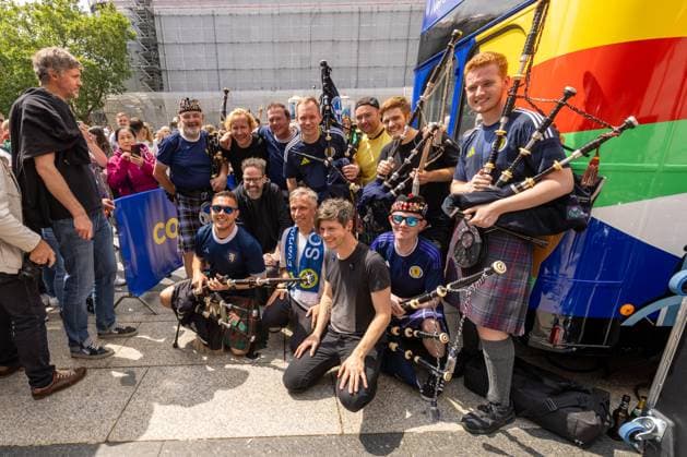 UEFA EURO 2024 Matchday Scotland Switzerland in Cologne 19 06 2024 The Cologne dialect band Kasalla together with the Scottish band The Tartan Amry give a surprise concert in front of the UEFA bus on Roncalliplatz in front of Cologne Cathedral Cologne city center North Rhine-Westphalia Germany Copyright: xBonn.digitalx xMarcxJohnx