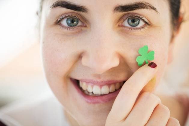 st patricks day, holidays and people concept - close up of happy young woman face with shamrock. close up of happy young woman face with shamrock ,model released, Symbolfoto; Clerke patricks day, Ferien und Personen Konzept schließen Aufwärts des glücklich Jung Frau Gesicht mit shamrock schließen Aufwärts des glücklich Jung Frau Gesicht mit shamrock ,model released, Symbolfoto ING_33594_241807