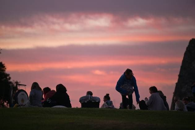 Summer Solstice Sunrise A Yoga class in the grounds of Hadleigh Castle in Essex UK greet the sunrise on the morning of the summer solstice. The sun rose at 04:40am and sets at 9:19pm on what is the longest day of the year. The official time of the summer solstice in the UK is 9:50pm on 20 June 2024. Essex Hadleigh Castle UK Copyright: xMartinxDaltonx Solstice_Essex_200624_MD_230