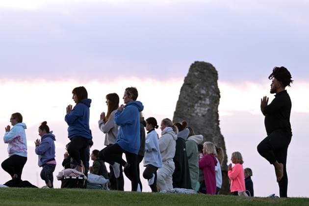 Summer Solstice Sunrise A Yoga class in the grounds of Hadleigh Castle in Essex UK greet the sunrise on the morning of the summer solstice. The sun rose at 04:40am and sets at 9:19pm on what is the longest day of the year. The official time of the summer solstice in the UK is 9:50pm on 20 June 2024. Essex Hadleigh Castle UK Copyright: xMartinxDaltonx Solstice_Essex_200624_MD_300