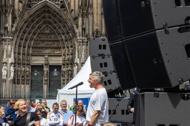 UEFA EURO 2024 Music and fans on matchday Scotland Switzerland in Cologne 19 06 2024 Singer Bastian Campmann The Cologne dialect band Kasalla give a surprise concert in front of the UEFA bus on Roncalliplatz in front of Cologne Cathedral Cologne city center North Rhine-Westphalia Germany Copyright: xBonn.digitalx xMarcxJohnx