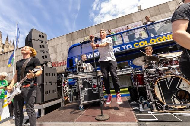UEFA EURO 2024 Music and fans on matchday Scotland Switzerland in Cologne 19 06 2024 The Cologne dialect band Kasalla give a surprise concert in front of the UEFA bus on Roncalliplatz in front of Cologne Cathedral Cologne city center North Rhine-Westphalia Germany Copyright: xBonn.digitalx xMarcxJohnx