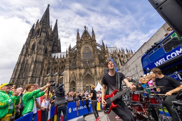 UEFA EURO 2024 Music and fans on matchday Scotland Switzerland in Cologne 19 06 2024 The Cologne dialect band Kasalla give a surprise concert in front of the UEFA bus on Roncalliplatz in front of Cologne Cathedral Cologne city center North Rhine-Westphalia Germany Copyright: xBonn.digitalx xMarcxJohnx