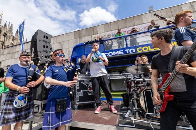 UEFA EURO 2024 Music and fans on Matchday Scotland Switzerland in Cologne 19 06 2024 The Cologne dialect band Kasalla together with the Scottish band The Tartan Amry give a surprise concert in front of the UEFA bus on Roncalliplatz in front of Cologne Cathedral Cologne city center North Rhine-Westphalia Germany Copyright: xBonn.digitalx xMarcxJohnx