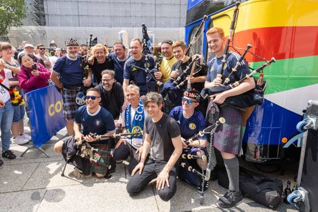 UEFA EURO 2024 Music and fans on Matchday Scotland Switzerland in Cologne 19 06 2024 The Cologne dialect band Kasalla together with the Scottish band The Tartan Amry give a surprise concert in front of the UEFA bus on Roncalliplatz in front of Cologne Cathedral Cologne city center North Rhine-Westphalia Germany Copyright: xBonn.digitalx xMarcxJohnx