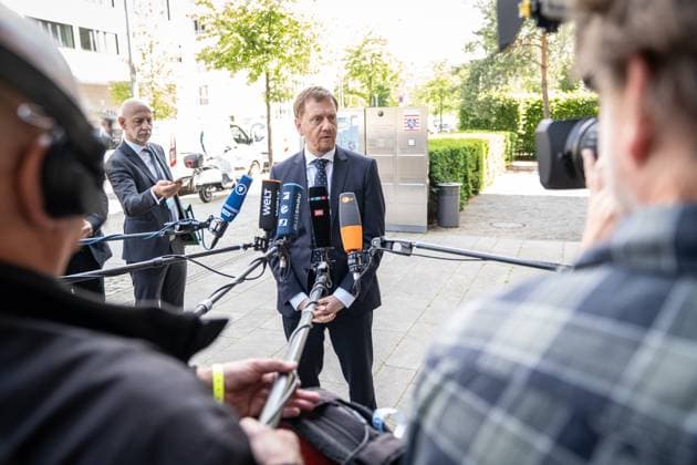 Konferenz der Regierungschefinnen und Regierungschefs der Länder Ministerpräsidentenkonferenz in der Landesvertretung Hessen Michael Kretschmer, Ministerpräsident Sachsen, gibt bei seiner Ankunft ein Pressestatement zum Thema Migration ab;Konferenz der Regierungschefinnen und Regierungschefs der Länder Ministerpräsidentenkonferenz in der Landesvertretung Hessen Michael Kretschmer, Ministerpräsident Sachsen, gibt bei seiner Ankunft ein Pressestatement zum Thema Migration ab, Berlin Berlin Deutschland Landesvertretung Hessen *** Conference of the Heads of Government of the Federal States Conference of the Heads of Government of the Federal States Conference of the Heads of Government of the Federal States Conference of t