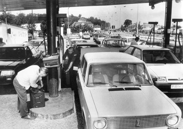 ! ACHTUNG Aufnahmedatum laut Beschriftung ! Sachsen, historisch, Verkehr, Kfz Auto, Tankstellen: Heidenau, AMT-Tankstelle, Tanken (auch Kanister), Warteschlange, 27.06.1991. Veröffentlichung in Sächsische Zeitung am 28.06.1991: Tanken zu niedrigen Preisen brachte Warteschlangen. So wie in Heidenau sah es gestern an vielen Tankstellen aus. Vor der Preissteigerung am Montag wollten viele Kraftfahrer zumindest den Tank noch einmal füllen. 30 bis 50 Prozent mehr Kraftstoff würden jetzt verkauft, so Eberhard Müller von der Dresdner Niederlassung der Minol AG. Die Minol-Mitarbeiter wären jedoch auf diese Situation eingestellt. Alle Tankwagen seien im Einsatz, die Öffnungszeiten an kleineren Tankstellen erweitert. Wie Herr Müller weiter *** A Copyright: xSZ Hans-DieterxOpitzx 0000010211782387 ! ACHTUNG Aufnahmedatum laut Beschriftung
