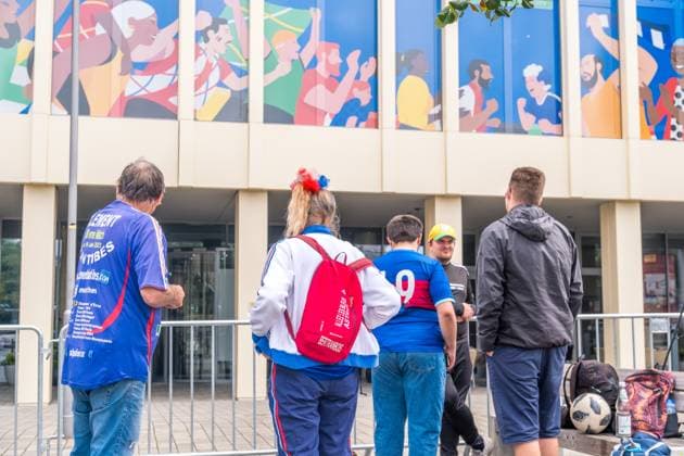 Arrival of the French national team at the Hyperion Hotel in Leipzig Tomorrow the L equipe tricolore will play against Holland National coach is Didier Dechamps Fans Arrival France