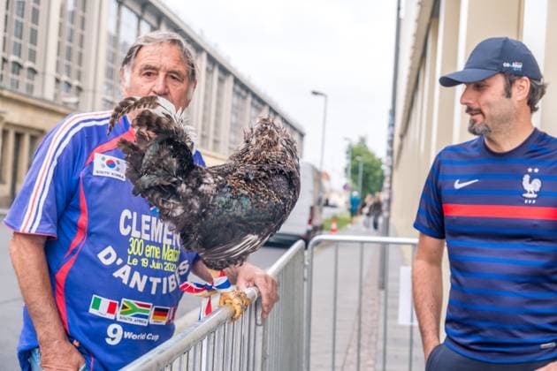 Arrival of the French national team at the Hyperion Hotel in Leipzig Tomorrow the L equipe tricolore will play against Holland National coach is Didier Dechamps Fans Arrival France