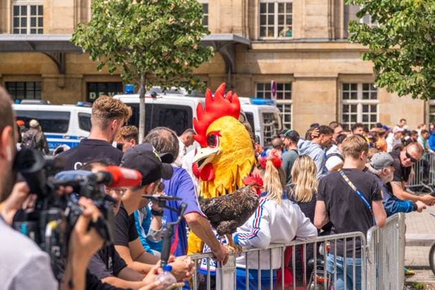 Arrival of the French national team at the Hyperion Hotel in Leipzig Tomorrow the L equipe tricolore will play against Holland National coach is Didier Dechamps Arrival France