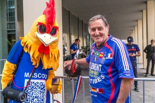 Arrival of the French national team at the Hyperion Hotel in Leipzig Tomorrow the L equipe tricolore will play against Holland National coach is Didier Dechamps Fans Arrival France
