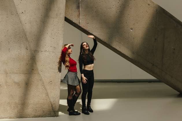 Creative Highlights Symbolbilder Contemporary portrait of two young women interacting with abstract shadows created by an architectural structure in a public space Model Released CamilleGirard_ID21698_636442_010 Copyright: xCamillexGirardx