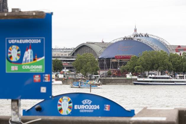 UEFA Euro 2024 Host City Cologne during the European Football Championship 20 06 2024 The Rhine ferry Strolch in the function of the EURO2024 Rhine ferry against the backdrop of Cologne Cathedral Cologne Deutz North Rhine-Westphalia Germany Copyright: xBonn.digitalx xMarcxJohnx