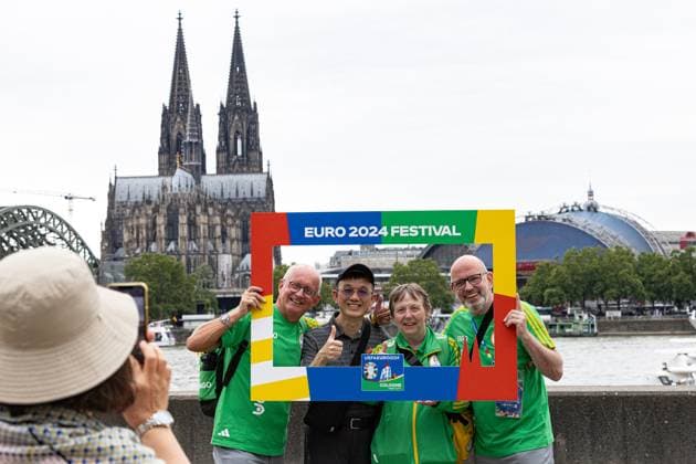 UEFA Euro 2024 Host City Cologne during the European Football Championship 20 06 2024 City Volunteers of UEFA EURO 2024 pose with tourists and fans on the banks of the Rhine in Deutz against the backdrop of Cologne Cathedral and Musical Dome Cologne Deutz North Rhine-Westphalia Germany Copyright: xBonn.digitalx xMarcxJohnx